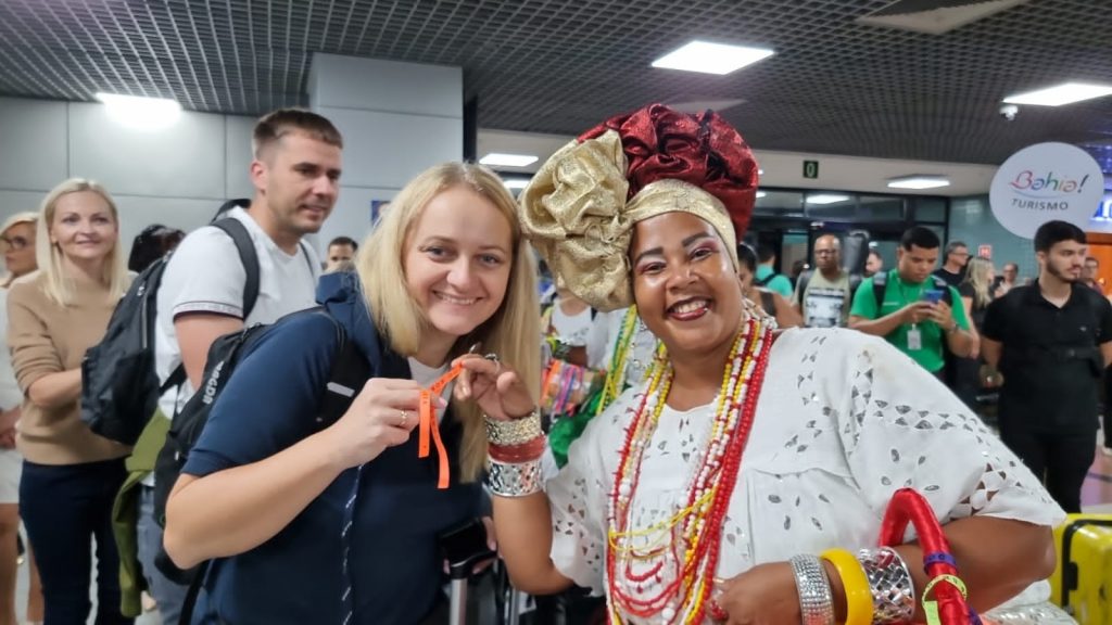 Turistas poloneses chegam à Bahia em voo inédito direto de Varsóvia