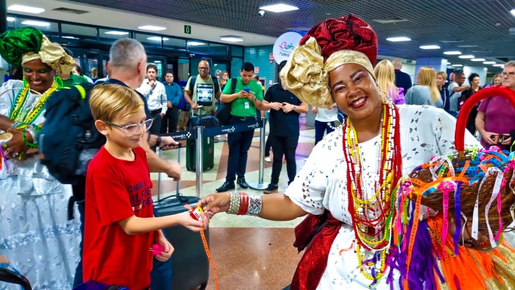 Turistas poloneses chegam à Bahia em voo inédito direto de Varsóvia