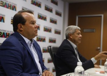 Governador recebe prefeitos de Canarana e Jaguaripe e entrega veículos para ampliar a assistência em saúde