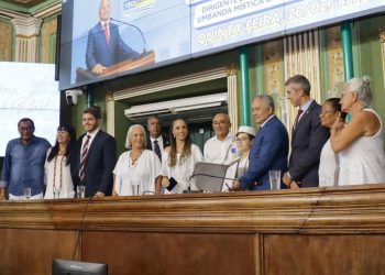Câmara Municipal de Salvador homenageia Pai Rai com Medalha Thomé de Souza