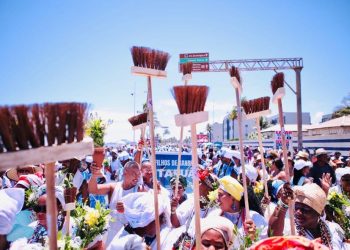 Moradores de Itapuã promovem a tradicional lavagem do bairro nesta quinta (20)