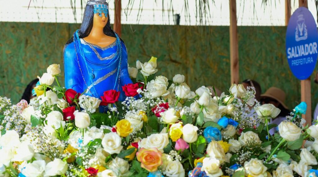Multidão de baianos e turistas lota ruas do Rio Vermelho para reverenciar Iemanjá