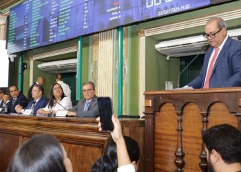 ‘O intento desta Casa é a melhoria de vida da população’, diz Carlos Muniz em reabertura da Câmara