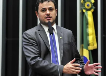 CCJ da Câmara nega recurso contra cassação do mandato de Glauber Braga