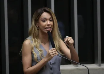 Lula diz que negar gênero de Erika Hilton em visto é ‘abominável’