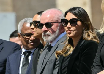 Lula e Janja chegam ao espaço destinado a autoridades no funeral do Papa