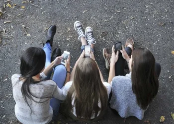 Adolescentes não têm apoio para lidar com redes sociais, diz pesquisa