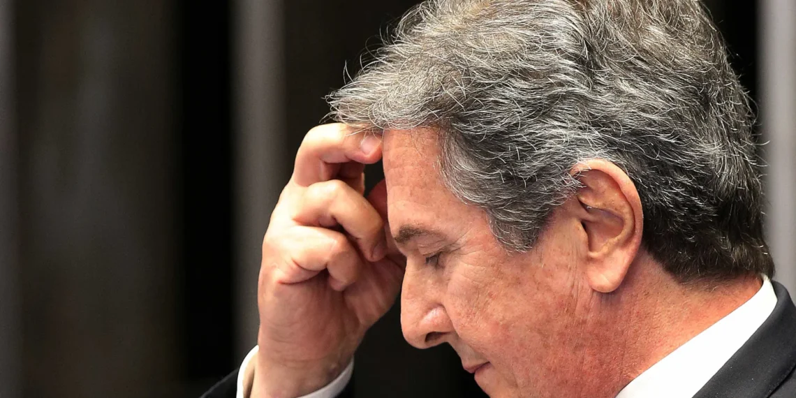 Collor deixa presídio em Maceió para cumprir prisão domiciliar após 6 dias