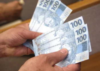 Entregador encontra R$ 1.000 e usa câmeras de rua para devolver a vendedor de frutas
