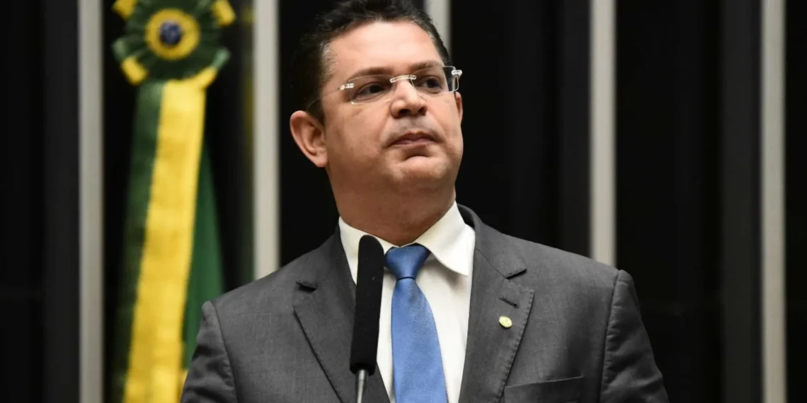 Líder do PL na Câmara alega imunidade parlamentar para não responder a Dino