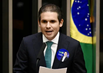 Oposição pressiona Motta por CPI do INSS; juiz manda quebrar sigilos