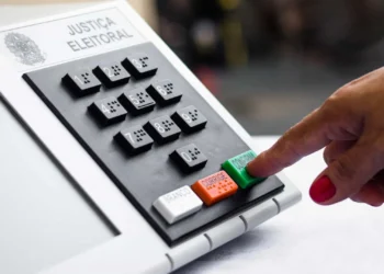 Parecer na CCJ do Senado propõe fim da reeleição a partir de 2028 e mandato de 5 anos