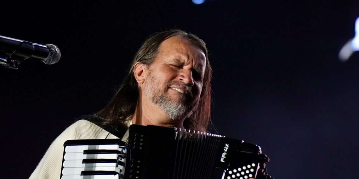 Forró romântico de Dorgival Dantas abre última noite do São João no Parque de Exposições de Salvador