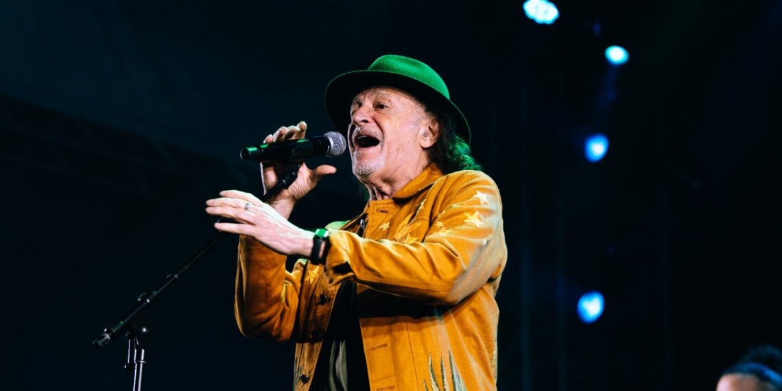 Alceu Valença emociona público no Largo do Pelourinho, com show lotado