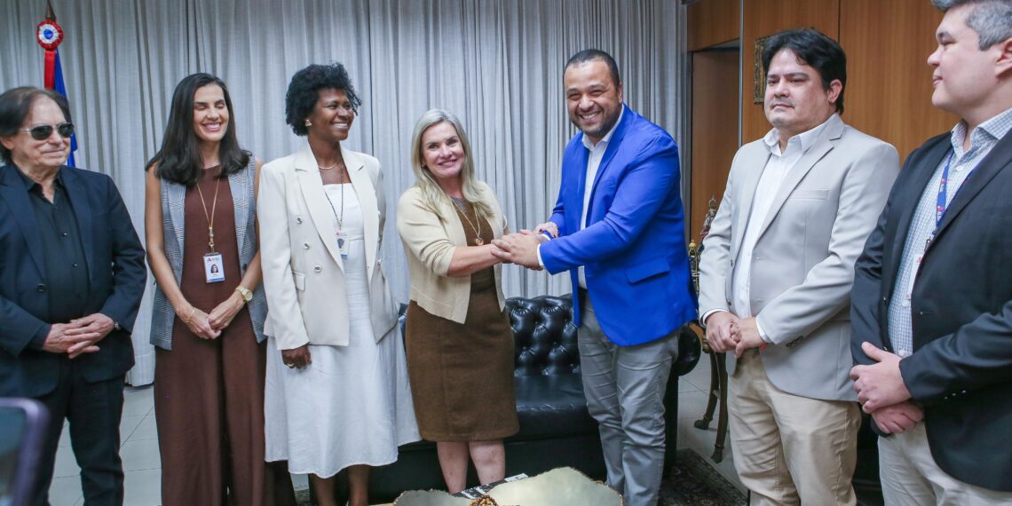 Ivana fortalece parceria com UNIVAS e moderniza a ALBA