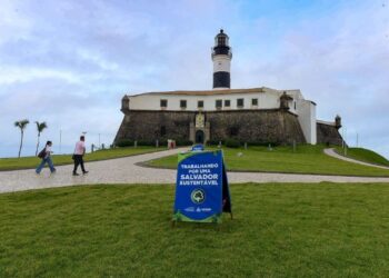 Prefeitura requalifica áreas verdes no Farol da Barra
