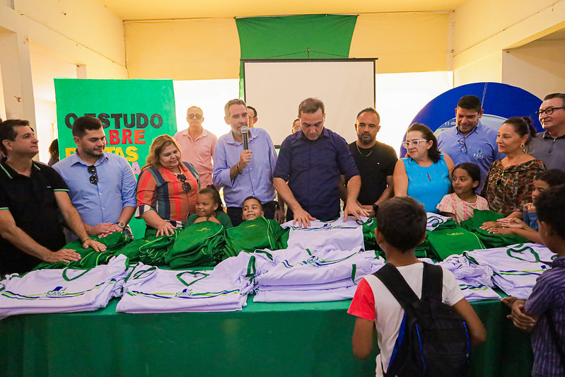 Prefeitura inicia entrega de uniformes a alunos de Casa Nova