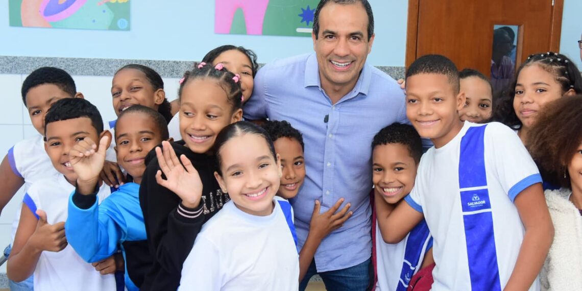 Prefeitura inaugura escola com piscina e laboratório em Sussuarana