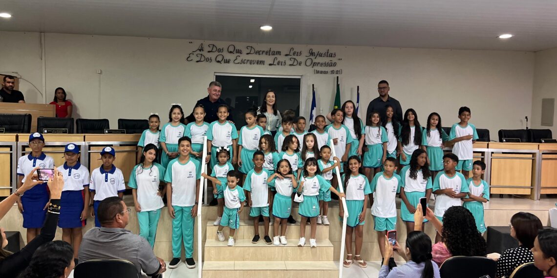 Prefeitura de Sento Sé entrega novo fardamento a 8 mil alunos