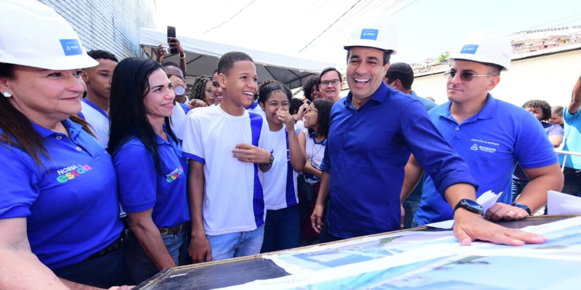 Prefeitura entrega nova escola no Matatu com piscina e mais vagas