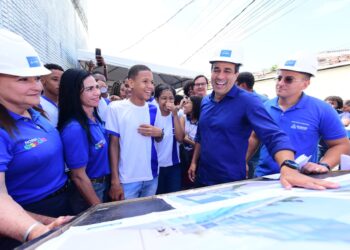 Prefeitura entrega nova escola no Matatu com piscina e mais vagas
