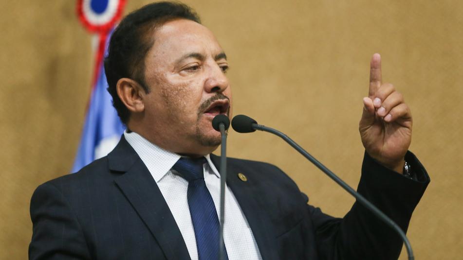 Roberto Carlos confirma candidatura à reeleição na Alba