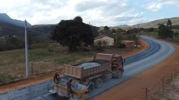 Governo rebate críticas de Neto sobre estrada e mostra obras