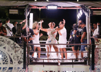Claudia Leitte responde críticas por ser evangélica e cantar no Carnaval