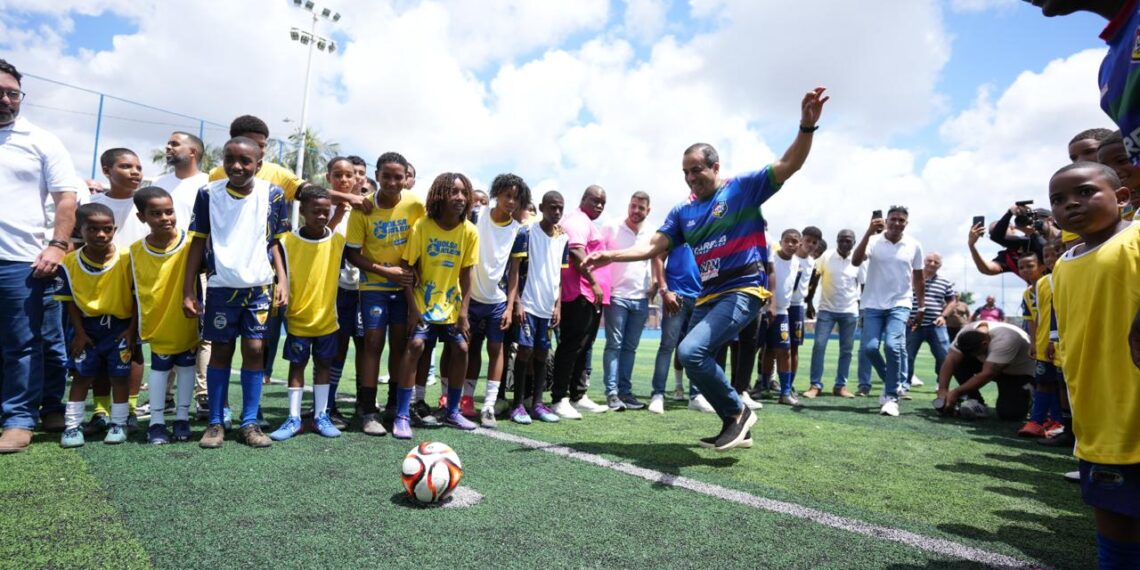 Prefeitura entrega 84º campo com grama sintética em Salvador