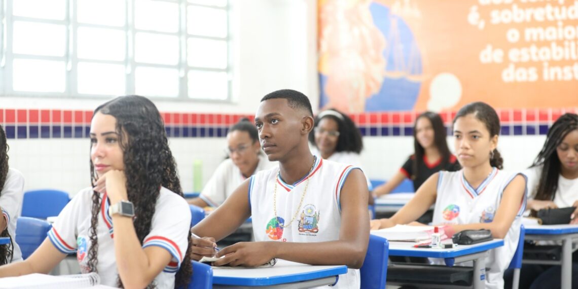 Parcela do Pé-de-Meia de outubro beneficia 300 mil alunos da rede estadual