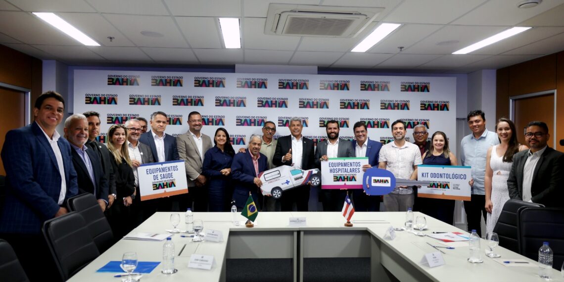 Governador se reúne com prefeito e entrega equipamentos em Jacaraci
