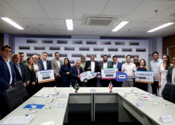 Governador se reúne com prefeito e entrega equipamentos em Jacaraci