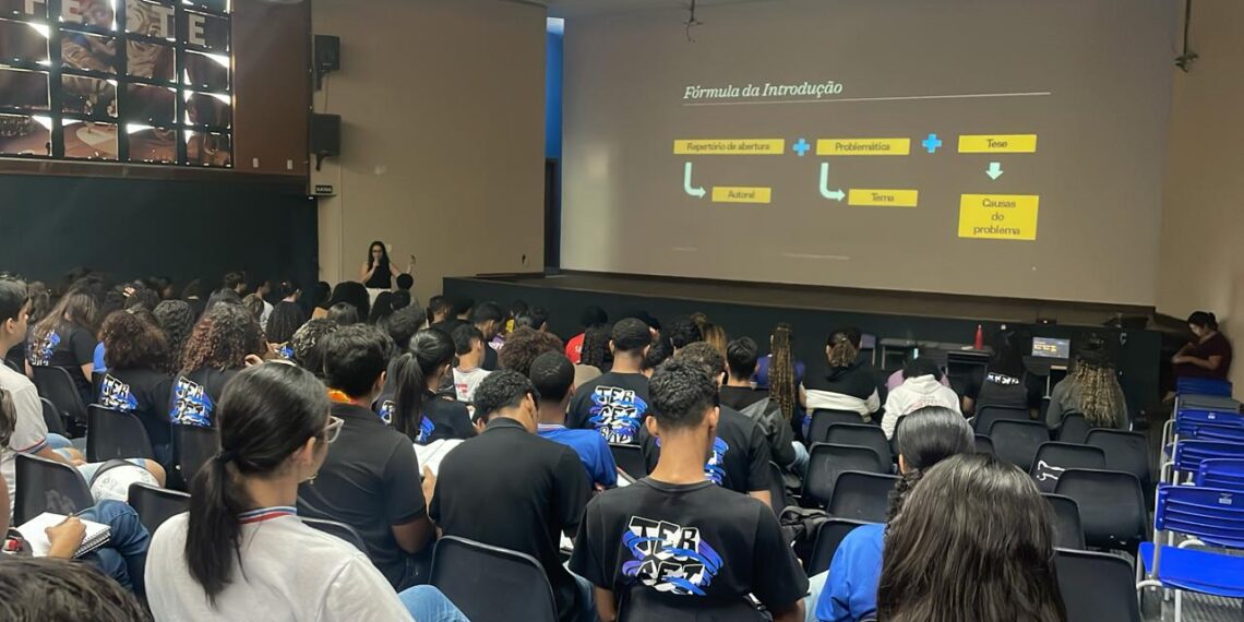 Aulão Prepara Enem ganha reforço no time de professores