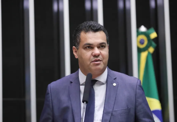 Deputado baiano gastou R$ 114 mil em posto de empresa de sócio