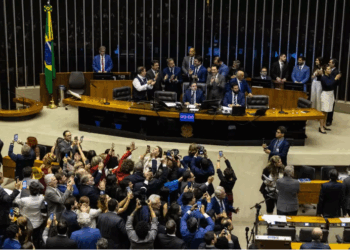 Deputados aprovam isenção do IR para quem ganha até R$ 5 mil