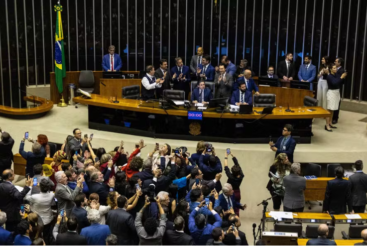 Deputados aprovam isenção do IR para quem ganha até R$ 5 mil