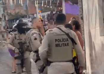 PM agride mulher que jogou lata em policiais durante festa