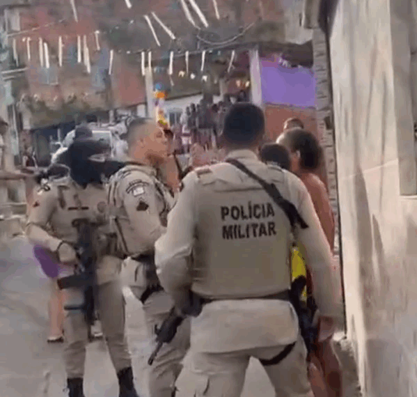 PM agride mulher que jogou lata em policiais durante festa