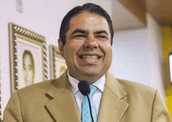 Prefeito de cidade na Bahia escapa de punição após vencer prazo