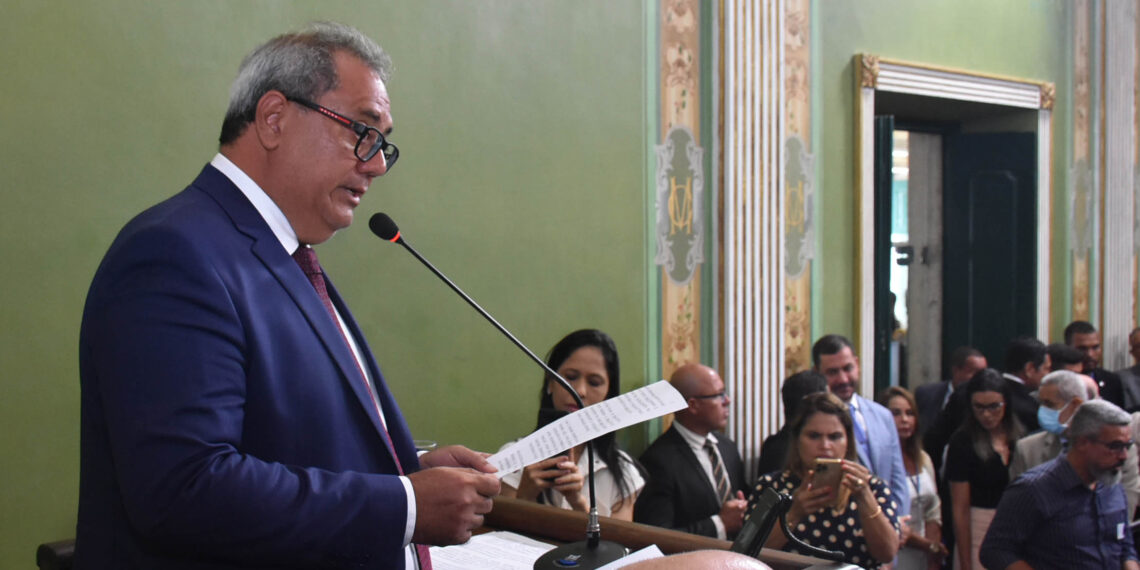 Carlos Muniz cancela votação e pressiona líderes da Câmara
