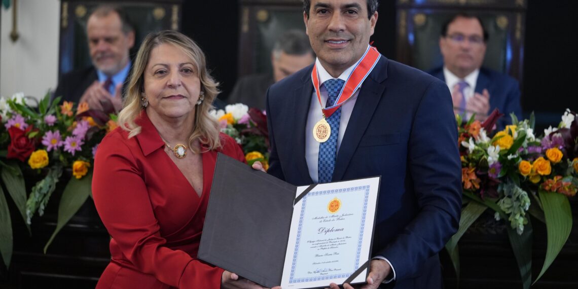 Prefeito é homenageado em encontro nacional do Judiciário