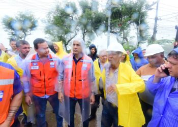Bruno Reis vistoria áreas de risco e anuncia obras de contenção no Subúrbio