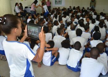 Vereador quer proibir conteúdos sobre mudança de sexo em escolas