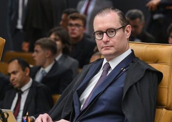 Zanin segue voto de Moraes e apoia condenação de réus da desinformação