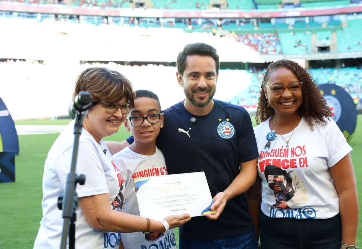 Everton Ribeiro recebe homenagem e vira embaixador das Obras Sociais Irmã Dulce