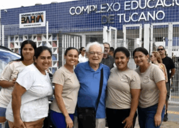 Ator Othon Bastos faz apresentação gratuita ao voltar à Bahia