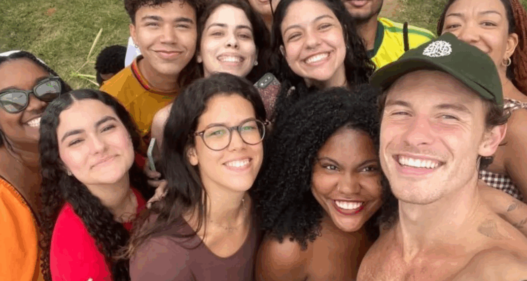Shawn Mendes curte praia e tira foto com fãs em Salvador