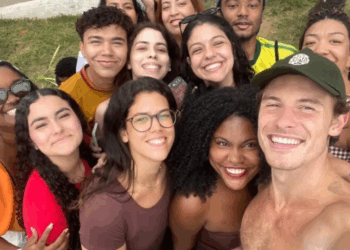 Shawn Mendes curte praia e tira foto com fãs em Salvador