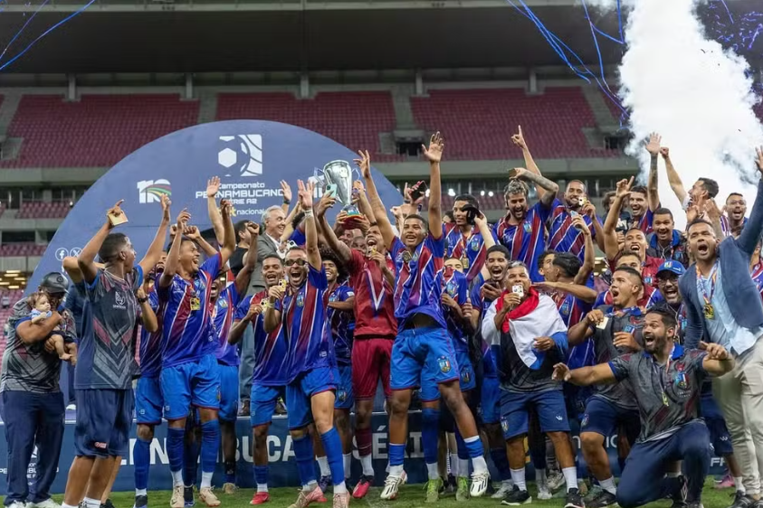 Proibido em Salvador… Campeão da segunda divisão de PE se chama Vitória e tem cores do Bahia