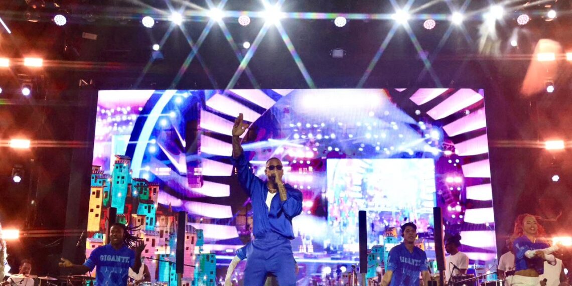 Segunda atração da noite no Festival Virada Salvador, Léo Santana relembra hits da carreira em show nostálgico